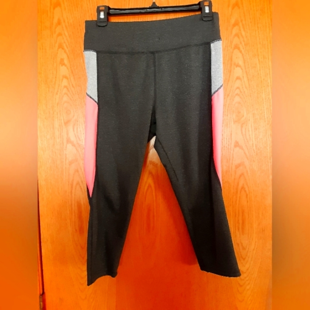 Womens size large,  capri leggings